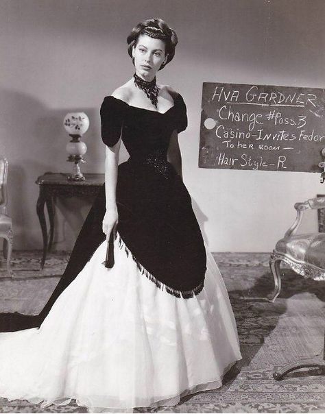 Ava Gardner Eva Gardener, Gardner Costume, Ava Gardener, Dazzling Dresses, Hollywood Costume, She's A Lady, Ava Gardner, History Fashion, Old Hollywood Stars