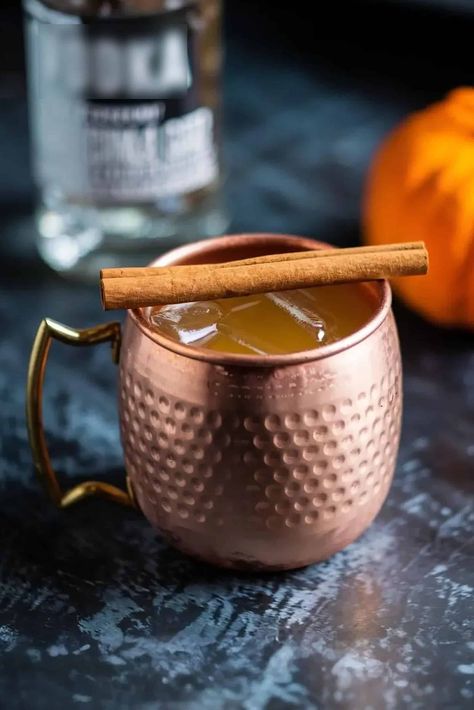 The Pumpkin Spice Mule Pumpkin Pie Martini Recipe, Vodka Mule, Party Food Bar, Moscow Mule Cocktail, Mule Cocktail, Vodka Recipes, Alcohol Drinks, Creamy Mashed Potatoes, Caramel Flavoring