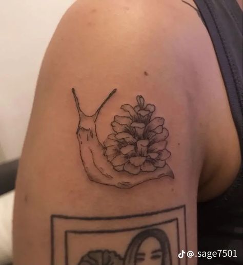 Outdoors Tattoo Ideas, Tattoo Earthy, Tattoos Knee, Snail Tattoo, Aesthetic Tattoo Ideas, Earthy Tattoos, Unique Tattoo Ideas, 20 Aesthetic, Bug Tattoo