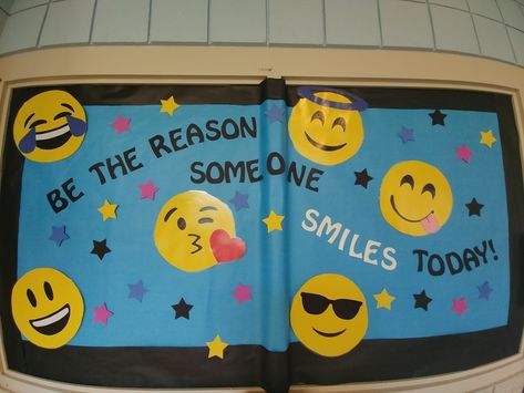 Classrom Window Emojis #2ndgrade #emoji #smile #classroom #window #door Smile Bulletin Board Ideas, Smiley Face Classroom Door Ideas, Smiley Classroom Decoration, Smiley Classroom, Emoji Classroom Decor, Emoji Classroom Theme, Emoji Smile, Diy Crafts For School, Classroom Window