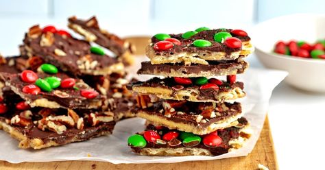 Christmas Crack (Best Cracker Toffee Recipe) Saltine Cracker Candy, Christmas Treats To Make, Saltine Cracker Toffee, Salty Desserts, Easy Toffee, Saltine Toffee, Easy Candy Recipes, Cracker Candy, Cracker Toffee