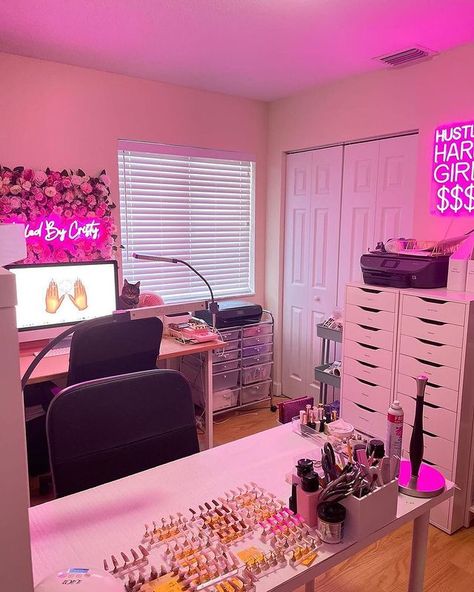 NAILPRO on Instagram: “Brb pinning this to our #saloninspiration @pinterest board 💖🤤 @nailedbycristy” Pink Nail Suite Ideas, Nail Tech Bedroom, Nail Studio Inspiration, Nail Tech Station At Home Aesthetic, Nail Tech Desk Setup, Nail Set Up, Home Nail Salon Setup, Nail Suite Ideas, Nail Tech Room Ideas