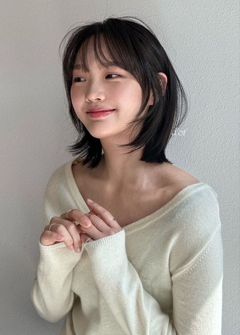 Asian Layered Bob, Short Haircut Japanese, Short Japanese Hair, Korean Style Short Hair, Short Hairstyle Japanese, Korean Short Hair Styles, Iu Haircut, Short Hair Styles For Curly Hair, Hair Short Bobs