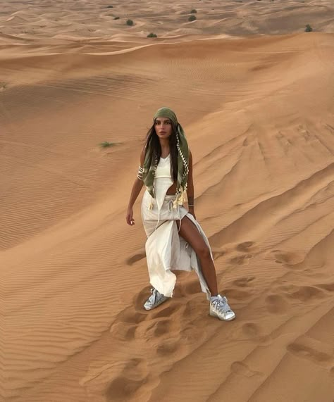 Dubai Desert Outfit, Morocco Clothes, Desert Safari Outfit, Desert Outfit Ideas, Morocco Travel Outfit, Egypt Clothing, Moda Safari, Arabic Outfit, Egypt Outfits