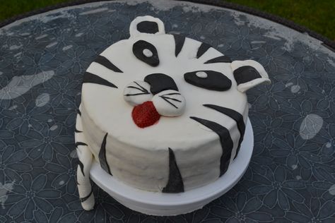 White tiger cake White Tiger Cake, Tiger Party, Tiger Cake, Animal Print Cake, White Tiger, Themed Cakes, Cake Ideas, Food Art, Wedding Cake