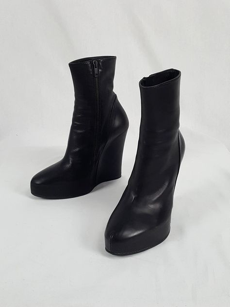 Cool Black Boots, Ann Demeulemeester Shoes, Mule Heels Outfit, Wedged Boots, Ann Demeulemeester Boots, Platform Wedge Boots, Heel Boots Black, Black Wedge Boots, Black Platform Wedges