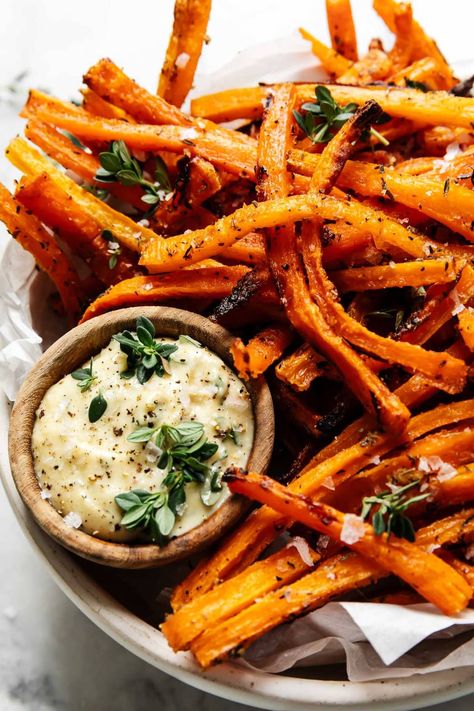 Carrot Fries Baked, Real Food Dietitians, Aioli Sauce, Carrot Fries, Veggie Fries, Baked Carrots, Primal Kitchen, Cooked Carrots, Wellness Recipes