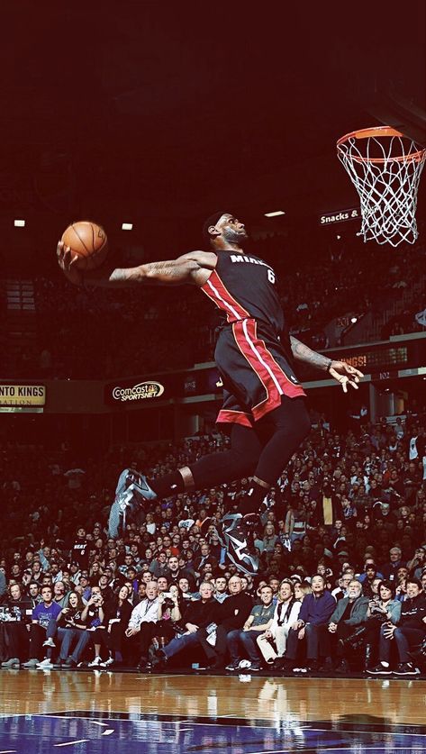 Basketball Asthetic Picture, Basketball Dunk Wallpaper, Basketball Wallpaper 4k, Lebron James Dunk Wallpapers, Miami Lebron, Lebron James Chalk Toss Wallpaper, Lebron Dunking, Retro Lebron Wallpaper, Nba Wallpapers Aesthetic Lebron