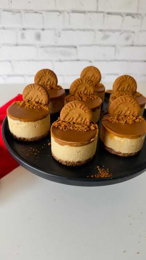 Biscoff Mini Cheesecake Cheesecake Ideas Mini, Mini Cheesecakes Aesthetic, Cheesecake Snap, Mini Cheesecake Packaging Ideas, Cheesecake Aestethic, Biscoff Mini Cheesecake, Mini Cheesecakes No Bake, Cheesecakes No Bake, Cheesecake Biscoff