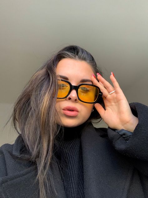 Yellow Sunglasses Black outfit Fashion Inspiration Style Aesthetic Brown Sunglasses Outfit, Yellow Tinted Sunglasses, Black Outfit Winter, Asos Outfit, Yellow Lens Sunglasses, Aesthetic Sunglasses, Round Face Sunglasses, Glasses Outfit, Sunglasses Yellow