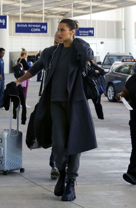 Bella Hadid Style Bella Hadid Airport Style, Bella Hadid Airport, Bella Hadid Winter Outfits, Bella Hadid Casual, Sweatpants Chic, Long Flight Outfit, Black Coat Outfit, Flight Outfit, Bella Hadid Outfits