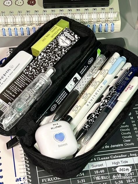 School Material Aesthetic, School Supplies Aesthetic, Aesthetic School Supplies, Studying Stationary, Pretty School Supplies, School Suplies, Cute Stationary School Supplies, School Pencil Case, Cute School Stationary