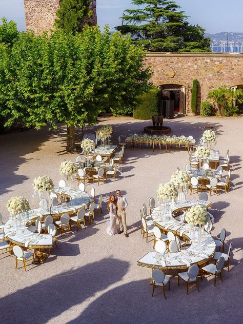 Wedding Outdoor Ideas, Gold Table Wedding, Wedding Mirror Table, Gold Details Wedding, Wedding Gold And White, Long Tables, White Long Tables Wedding, Serpent Table Wedding, Wedding Gold