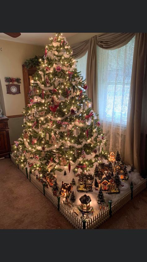 Unique Christmas Trees Ideas, Christmas Trees Ideas, Christmas Tree Village, Traditional Holiday Decor, Christmas Village Display, Unique Christmas Trees, Christmas Themes Decorations, Christmas Tree Inspiration, Christmas Tree Themes