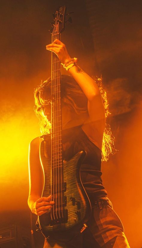 Bassist Wallpaper, Bassist Girl, Girl Bassist, Bassist Aesthetic, Rockstar Aesthetic Wallpaper, Bass Aesthetic, Guitarist Photography, Bass Guitar Art, Chicas Punk Rock