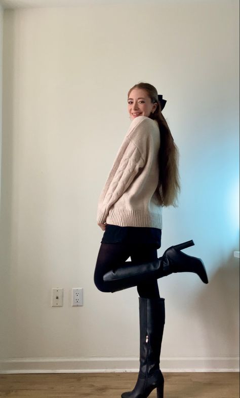 My favorite fall outfit combination: Oversized thick sweater, mini skirt, and tall boots 👢Casual and cute for autumn. Tall Black Boots Outfit Fall, Tall Black Boots Outfit Winter, Black Boots Outfit Fall, Black Boots Outfit Winter, Tall Black Boots Outfit, Black Boot Outfits, Sweater Mini Skirt, Tall Black Boots, Fall Boots Outfit