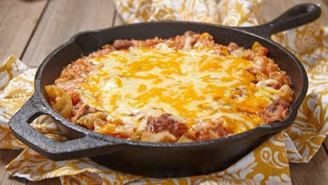 This cornbread enchilada skillet comes together in record time for a quick and easy weeknight dinner everyone will love. Sauerkraut Lasagne, Cheesy Cabbage, Cheesy Casserole Recipes, Cheesy Cornbread, Delicious Cornbread, Cabbage Casserole, Cheesy Casserole, Skillet Dinners, 12 Tomatoes