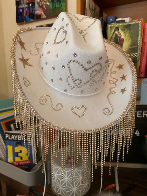 custom made by @theconcertcowgirl on instagram Diy Cowboy Hat Decoration, White Cowboy Hat, Texas Hat, Custom Cowboy Hats, Country Party, Western Birthday, Taylor Swift Tour Outfits, Bachelorette Party Planning, Taylor Swift Speak Now