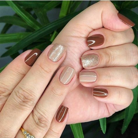 Latest & trendy designs for nails for hands to look classy & stylish 2023 Nail Valentine, Y2k Nail Art, Cozy Winter Aesthetic, Nail Polish Combinations, Y2k Nail, Brown Nail Art, Classy Looks, Minimal Nails Art, Hello Nails