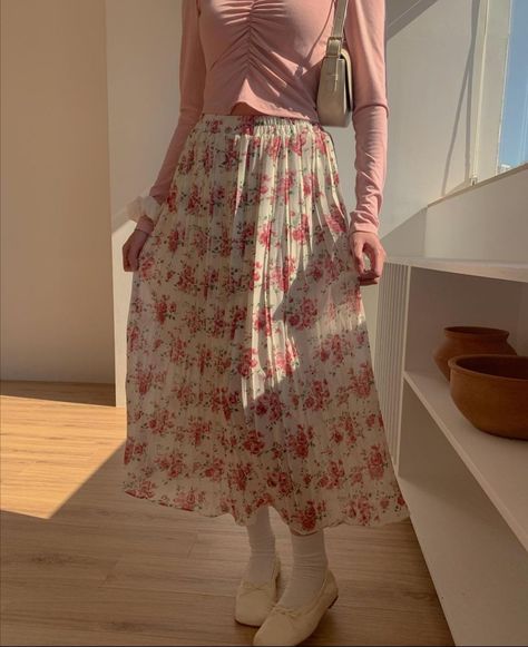 Light Pink Long Skirt Outfit, Long Skirt Girly Aesthetic, Coquette Outfit Long Skirt, Pink Long Skirt Outfit, Modest Soft Girl Outfits, Pink Modest Outfits, Girly Outfits Modest, Pink Skirt Outfit Ideas, Long Skirt Girly