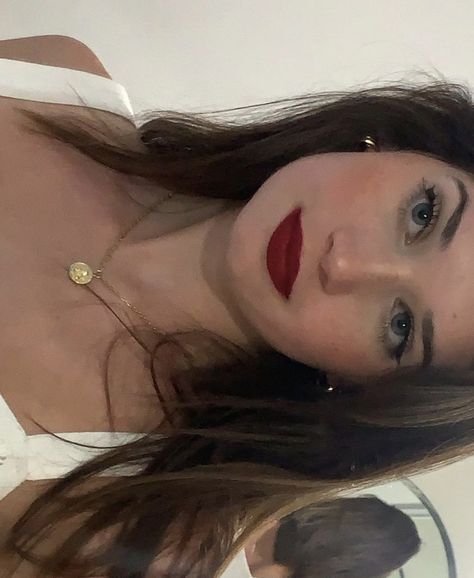 Brown Hair Red Lips, Red Lips Makeup Look, Soft Makeup Looks, Red Lip Makeup, Face Makeup Tutorial, Soft Makeup, Makeup Looks Tutorial, Makeup Makeover, Red Lip