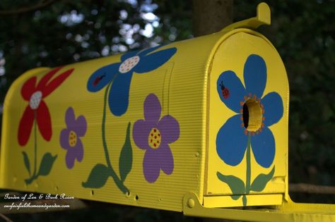 When I found an old mailbox at a garage sale I decided to see what I could make from it. With just wood scraps,the mailbox and some paint I made a Mailbox Birdh� Mailbox Painting Ideas, Mailbox Birdhouse, Diy Mailbox Ideas, Mailbox Painting, Mini Shed, Mailbox Planter, Painted Mailbox, Old Mailbox, Painted Mailboxes