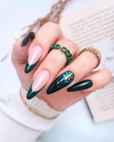 40 Hottest 2022 Autumn Nails to Inspire You Green Dress Nail Ideas, Green And Nude Nails, Dark Emerald Green Nails, Emerald Green Nail Ideas, Navidad Nails, Emerald Green Nail Polish, Emerald Green Nails, Pearl Nail Art, Nye Nails