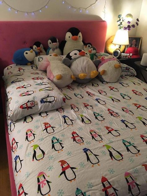 Penguin Bedroom, Penguin Room, All About Penguins, Penguins And Polar Bears, Penguin Art, Penguin Love, Favourite Characters, Cute Bedroom Decor, Baby Penguins