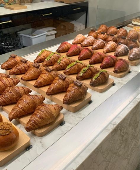 Croissant Display, Pastry Display Ideas, Croissant Shop, Bakery Counter, Pastry Table, Pastry Display, Bakery Shop Design, Brunch Cafe, Bakery Design Interior