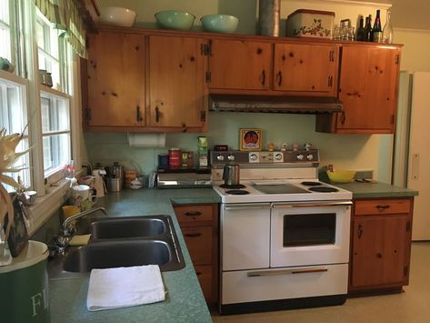 Amy buys her grandparents' 1959 time capsule house: A love story - Retro Renovation 1950s House Aesthetic, 1950 Home Remodel, 1950s House Decor, 1959 Kitchen, 60s Farmhouse, Small Vintage Kitchen, 1950s Home Remodel, Old Kitchen Vintage, Retro Kitchen Remodel