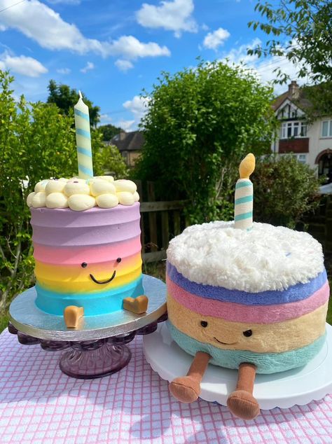 Cake Designs Preppy, Jellycat Cake Real, Jellycat Birthday Cake, Jelly Cat Cake, Jellycat Birthday, Jellycat Cake, Preppy Birthday Cake, Bday Cake Ideas, Preppy Bday