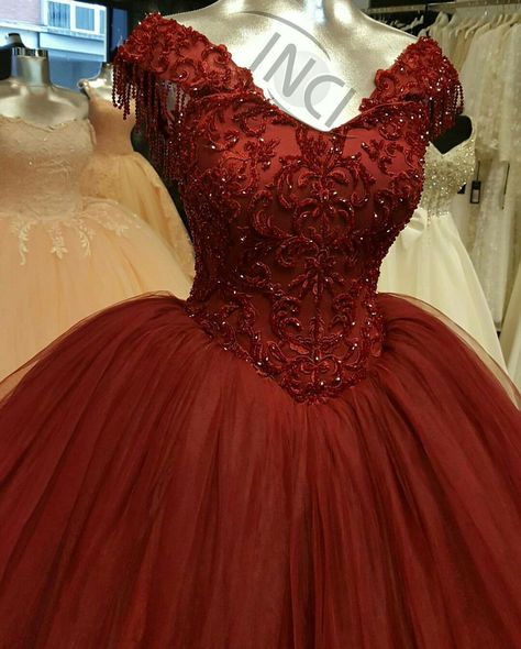 Maroon Quince Dresses, Wine Red Quinceanera Dresses, Maroon Quince, Mexican 15 Dresses, Maroon Quinceanera Dresses, Dark Red Quinceanera Dresses, Gold Sweet 16 Dresses, Red Quinceanera Ideas, Dark Red Wedding