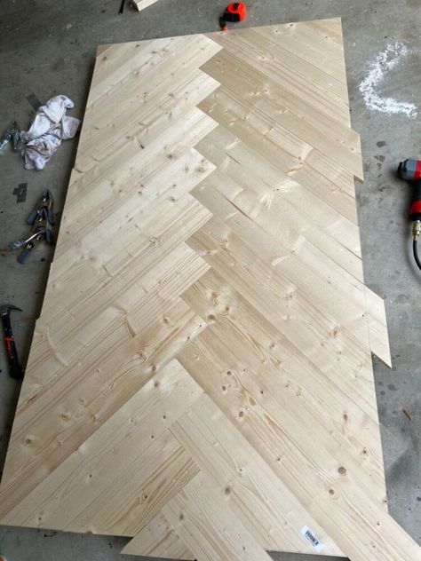 DIY herringbone dining room table, complete! It took a couple weekends of working during my child’s nap time, but overall it was a pretty easy, quick, and painless project!Check out these before, during and after pictures! Materials used:1/4in plywood2x4s for legs/ supports1x4s for herringbone strips1x2s for framing First, cut the plywood for a desired table size and attach under supports Next, attach herringbone strips- started with each full size, and cut accordingly. After a… Herringbone Dining Room, Dinning Room Table Diy, Herringbone Dining Table, Dining Table Plans, Diy Dining Room Table, Plywood Table, Diy Table Top, Herringbone Wood, Chevron Table