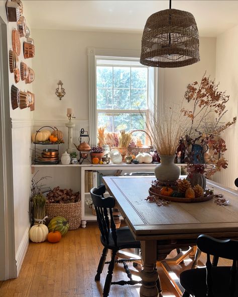 Do you want your home to look stunning for Thanksgiving but don’t want to spend a fortune on fancy decor? 🦃🍂 Check out how I used vintage thrift finds and even some fall treasures from my own garden to create a warm, inviting home that your guests will love. With just a few clever finds, like brass, copper, candles, baskets, vases, crocks, and dishes, you can make your home shine without a high price. No need to spend big to get a gorgeous look. Here’s how I styled my home for Thanksgiving ... Warm Inviting Home, Autumn Is Coming, Fancy Decor, Thrifted Home, Storage Buckets, Vintage Thrift, Inviting Home, Cottage Home, Thrift Finds