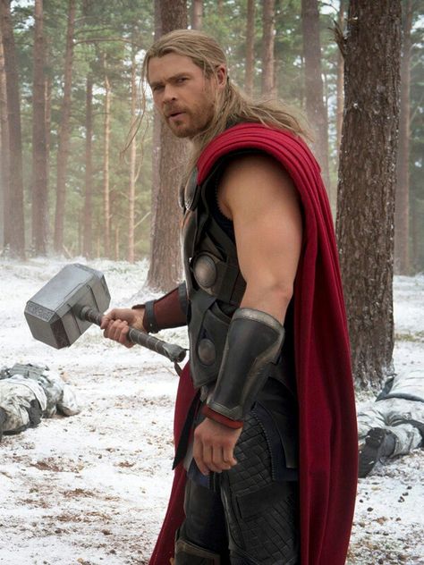 Chris Hemsworth as Thor in Avengers: Age of Ultron Thor Age Of Ultron, Thor Wallpaper, Thor Art, Thor The Dark World, Hemsworth Brothers, Chris Hemsworth Thor, The Mighty Thor, Dark World, Male Actors