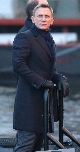 Leather Gloves Outfit, Daniel Craig Style, Men Fashion 2020, Daniel Craig 007, 007 Spectre, Daniel Graig, Jamesbond 007, Gloves Outfit, Navy Scarf