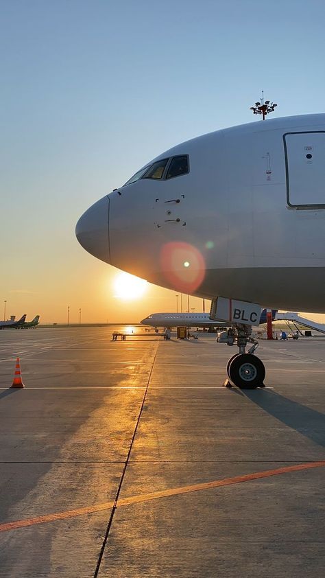 Plane Wallpaper Aesthetic, Plane Sunset, Traveling By Plane, Plane Wallpaper, Plane Photography, Airplane Window View, Plane Photos, Airplane Wallpaper, Airport Aesthetic