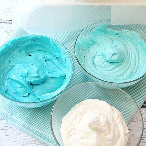 Three colors frosting Ombre Cake Frosting, Blue Ombre Cake, Courtney Whitmore, Rainbow Cake Recipe, Showstopper Cakes, One Layer Cakes, Homemade Buttercream Frosting, Best Buttercream