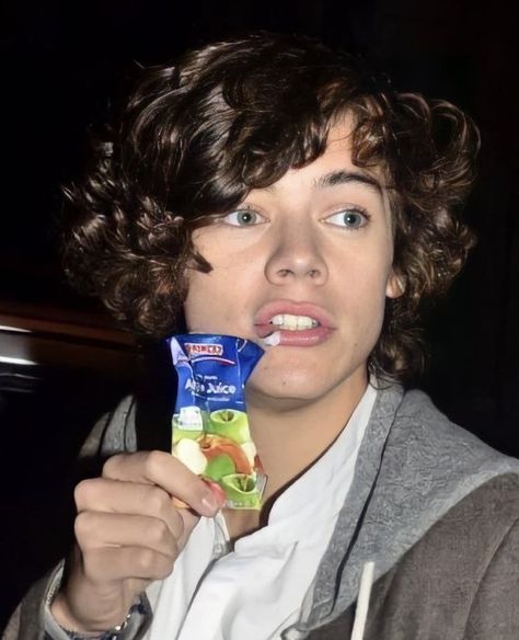 Holmes Chapel, Harry Styles Cute, One Direction Harry, Harry Styles Photos, One Direction Pictures, Blonde Guys, Mr Style, Apple Juice, Harry Edward Styles