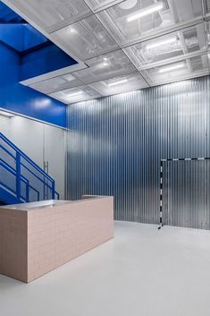 Virgil Abloh and AMO have designed an industrial-style retail space for Off-White’s Miami store that ‘explores the idea of the modern fulfilment center.’ Photography: Off-White Acne Store, Off White Store, Corrugated Wall, Stainless Steel Shelving, Moveable Wall, Movable Walls, White Chair, White Concrete, Stained Concrete