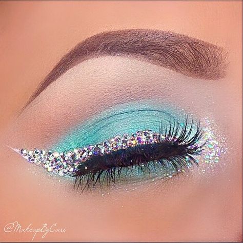 Tiffany & Co. Inspired Eyeshadow With Shimmery Rhinestone Eyeliner. #makeupbycari Blue Quinceanera Makeup, Quinceñera Makeup, Rhinestone Eyeliner, Derby Makeup, Makeup With Rhinestones, Baby Blue Quinceanera, Quince Makeup, Quinceanera Makeup, Eyeliner For Beginners