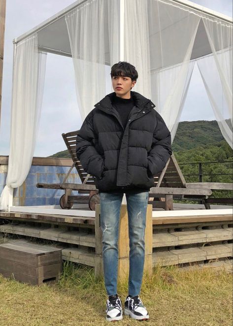 Korea Fall Outfit Men, Winter Outfits Men Streetwear Korean, Korean Puffer Jacket Outfit Men, Korean Male Winter Outfit, Asian Winter Outfits Men, Korean Winter Outfit Men, Korean Men Winter Outfit, Puff Jacket Outfit Men, Japan Winter Outfits Men