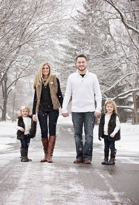 10 Coordinating Winter and Holiday Photo Ideas For The Whole Family - Just Simply Mom Winter Family Photos Outfits, Winter Family Photoshoot, Family Christmas Pictures Outfits, Christmas Photos Outfits, Winter Family Photography, Winter Family Pictures, Family Photo Outfits Winter, Photography Face, Christmas Pictures Outfits