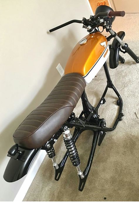 Bike Modification Ideas, Bike Modification, Brat Motorcycle, Custom Bikes Cafe Racers, Cafe Racer Parts, Suzuki Cafe Racer, Cafe Racer Moto, Honda Scrambler, Tracker Motorcycle