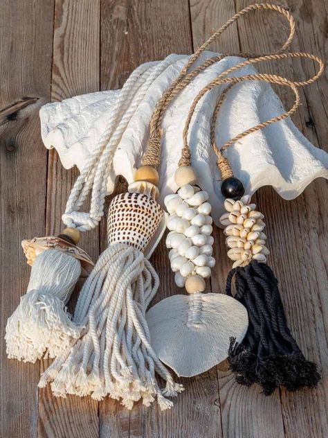 Tassen Hanger, Macrame Tassels, Shell Garland, Macrame Garland, Hanging Curtain, Tassel Crafts, Macrame Christmas, Gnome Ornaments, Wood Bead Garland