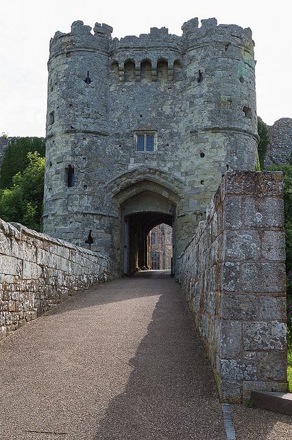 Carisbrooke Castle, Motte And Bailey Castle, British Castles, English Castles, Castles In England, European Castles, Gate House, Castle House, Castle Ruins