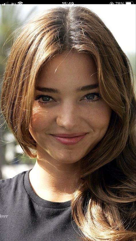 Miranda Kerr Side Profile, Miranda Kerr Face, Miranda Kerr Hair, Highlights Curly, Gacha Nox, Highlights Curly Hair, Essence Makeup, Perfect Eyelashes, Miranda Kerr