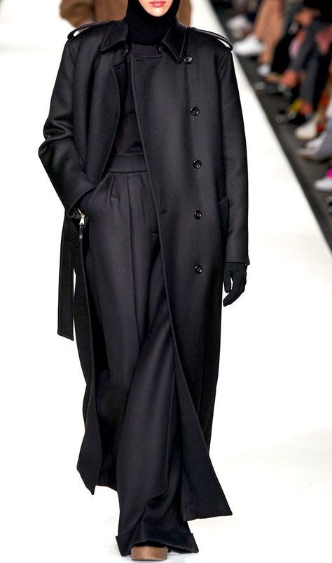 Coat Street Style, Hijabi Style, Next Fashion, Fall 2022, Winter Fashion Outfits, Street Style Outfit, Max Mara, Black Coat, Classy Outfits