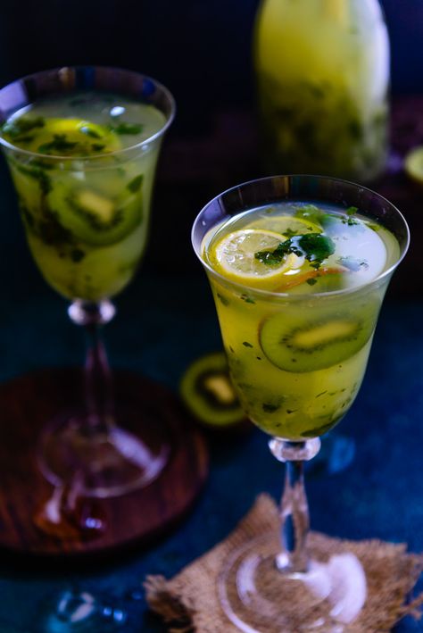 Kiwi cooler is a refreshing summer drink made with fresh kiwi fruit and perked up with lemon and mint. Make it this summer to beat the heat. Food Palette, Fresh Juice Bar, Summer Party Appetizers, Aam Panna, Drink Stations, Lemon And Mint, Indian Drinks, Summer Coolers, Veg Food