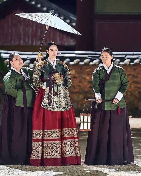 Queen Hanbok, Royal Hanbok, Hanbok Aesthetic, Korean Dynasty, 2025 Board, Cultural Beauty, Travel Korea, Korean Princess, Joseon Dynasty